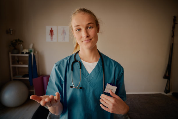 成功的医生在病房里一边做手势一边解释治疗细节的肖像图片下载