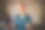 成功的医生在病房里一边做手势一边解释治疗细节的肖像图片下载