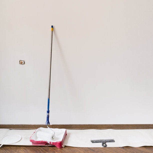 在家刷白墙。绘画工具和材料图片下载