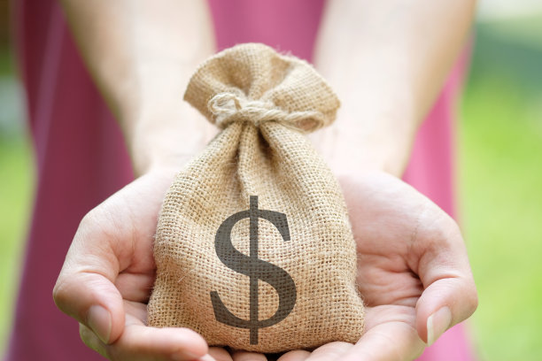 女人手里拿着钱包的钱。存钱的概念和投资的概念图片下载