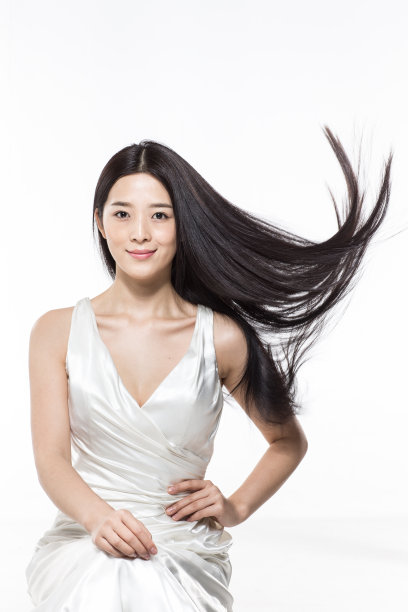 有着柔顺的长发的美女图片下载