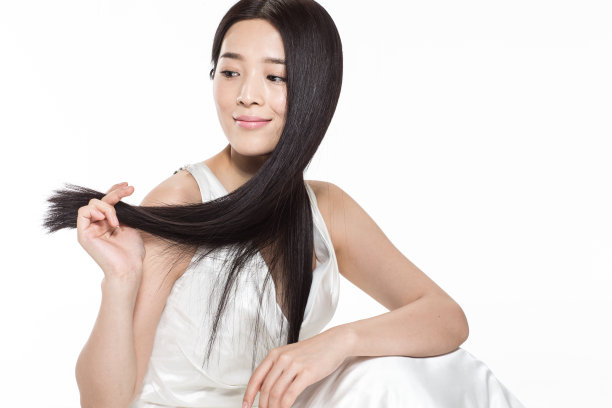 有着柔顺的长发的美女图片下载