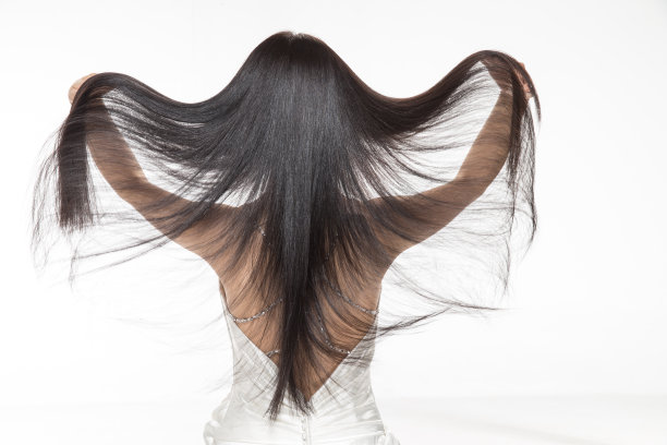 有着柔顺的长发的美女图片下载