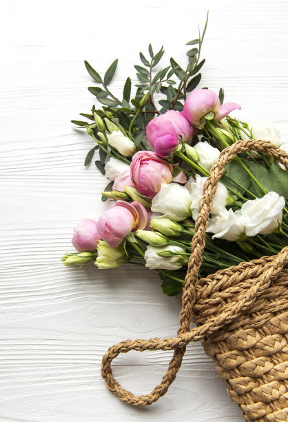 粉红玫瑰花束在柳条购物袋图片下载