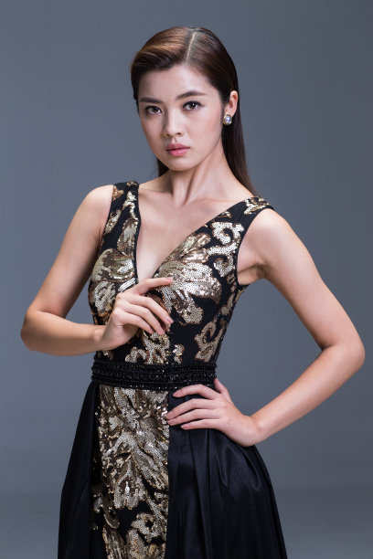 身穿晚礼服的优雅女性图片下载