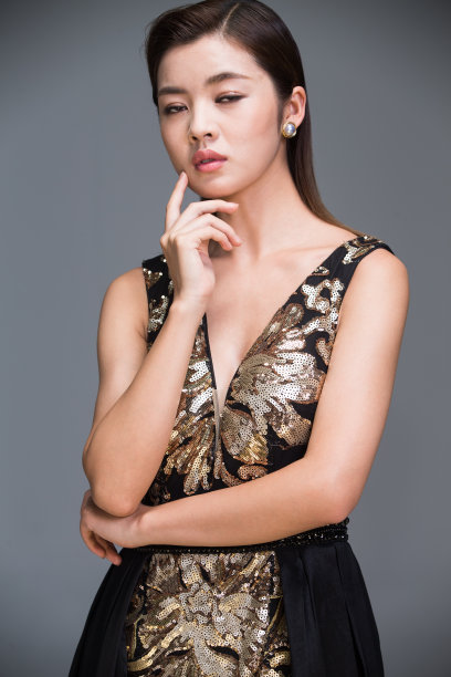 优雅的年轻女人的肖像图片下载