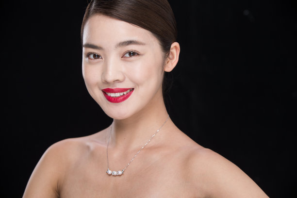 青年女人妆面肖像图片下载