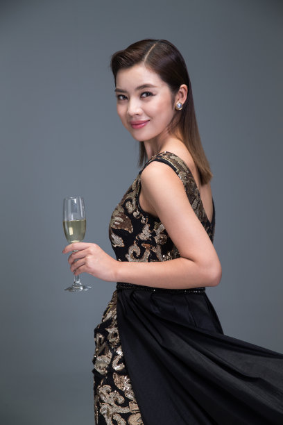 身穿晚礼服的优雅女性图片下载