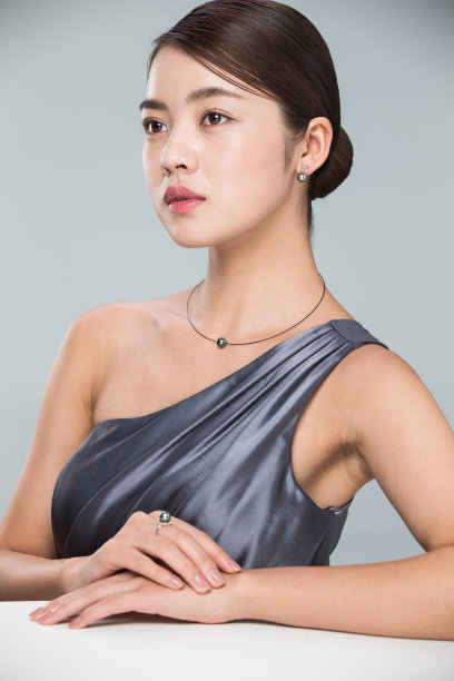 漂亮的青年女人的肖像图片下载