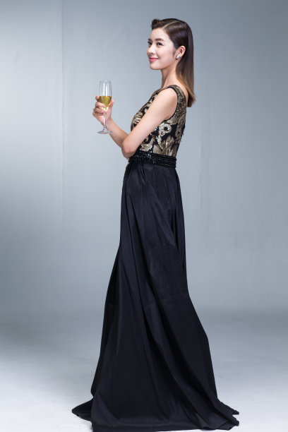 身穿晚礼服的优雅女性图片下载