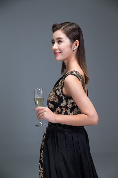 身穿晚礼服的优雅女性图片下载