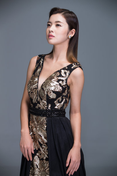 身穿晚礼服的优雅女性图片下载