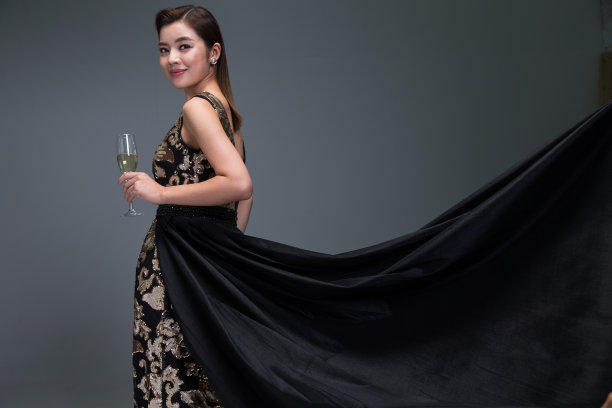 身穿晚礼服的优雅女性图片下载