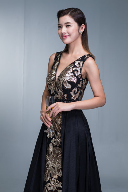 身穿晚礼服的优雅女性图片下载