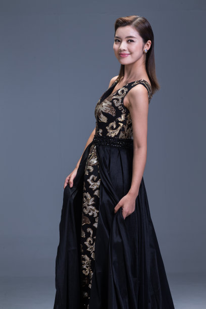 身穿晚礼服的优雅女性图片下载