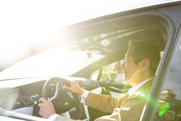 老年男人和汽车图片下载