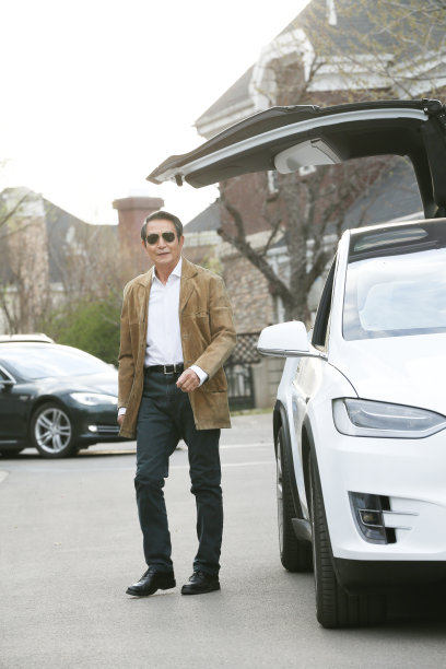 老年男人和汽车图片下载