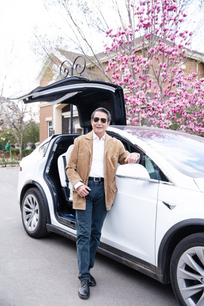 老年男人和汽车图片下载