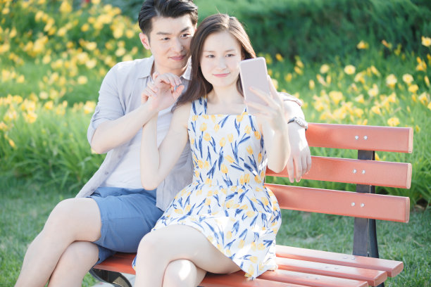 青年情侣用手机照相图片下载