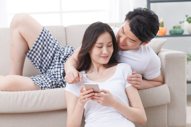 青年情侣用手机照相图片下载