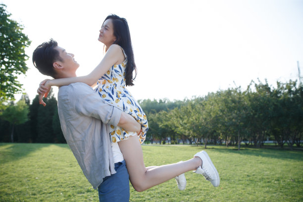 快乐情侣户外玩耍图片下载