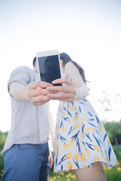 青年情侣用手机照相图片下载