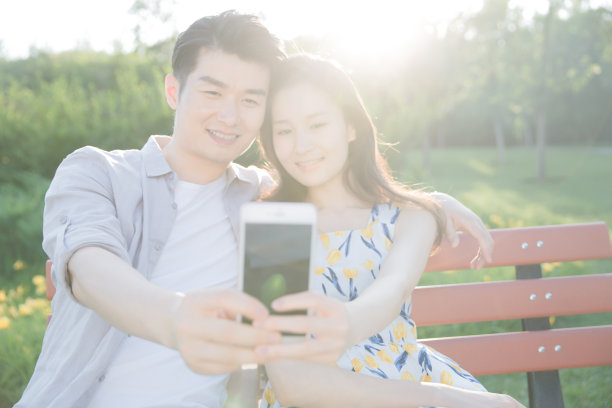 青年情侣用手机照相图片下载