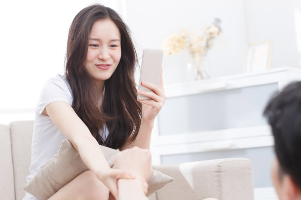 青年情侣用手机照相图片下载