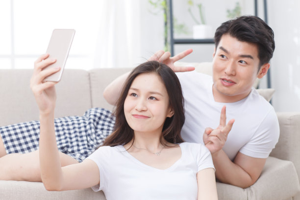 青年情侣用手机照相图片下载