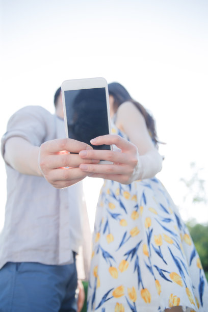 青年情侣用手机照相图片下载