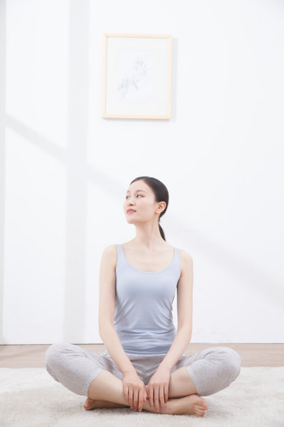 青年女人练习瑜伽图片下载