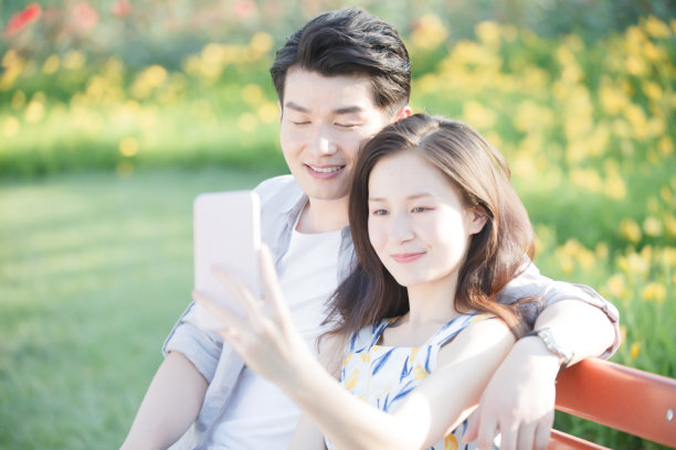 青年情侣用手机照相图片下载