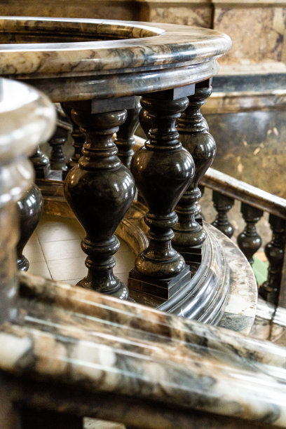 古老的大理石楼梯与栏杆在日光下图片下载