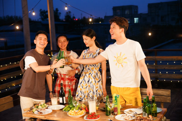 青年人聚会野餐图片下载