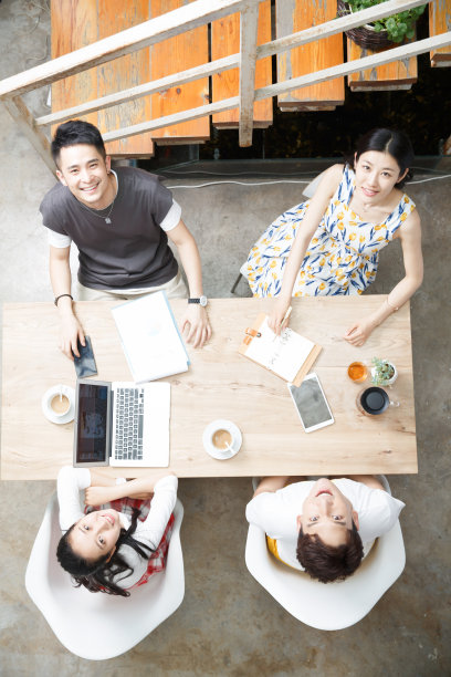 青年人在工作室里工作图片下载