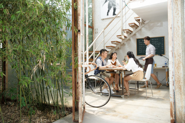 青年人喝咖啡图片下载