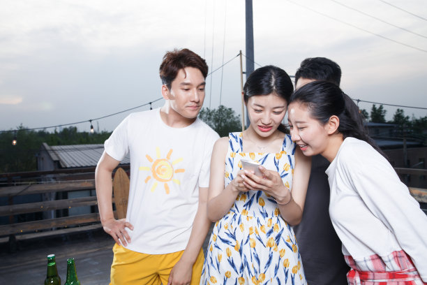 青年人聚会用手机拍照图片下载