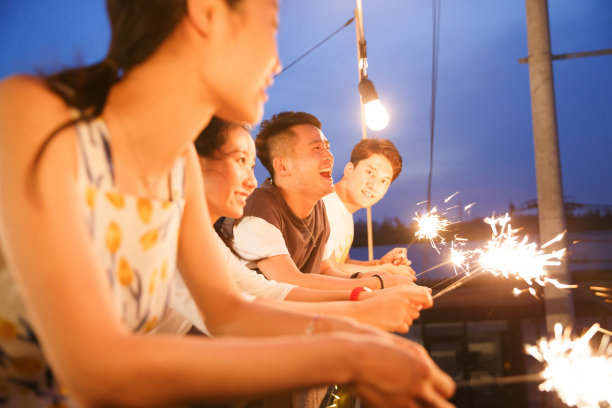 青年人聚会图片下载