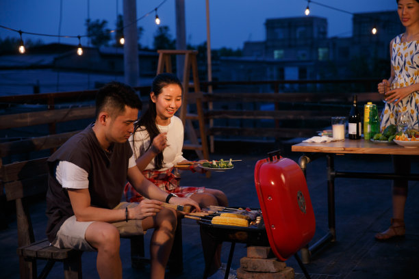 青年人聚会野餐图片下载