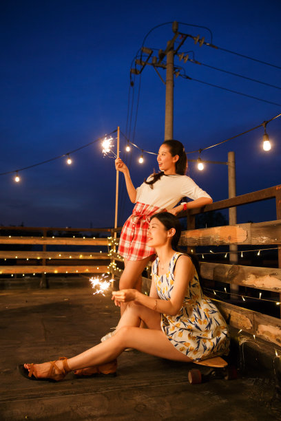 两个青年女人放烟花图片下载