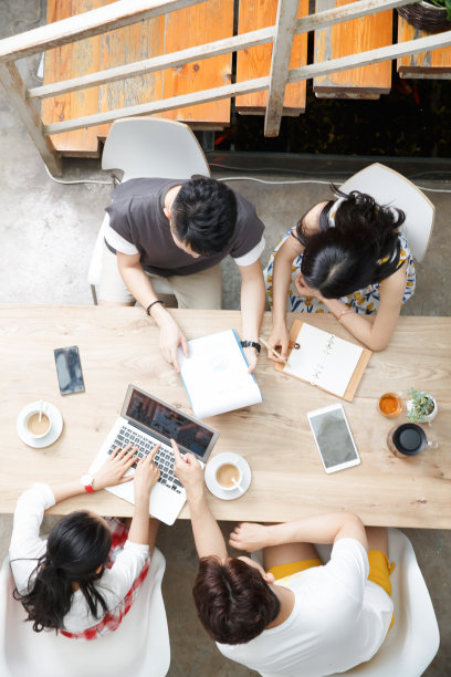 青年人在工作室里工作图片下载