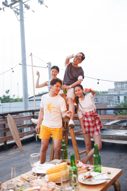 青年人聚会图片下载