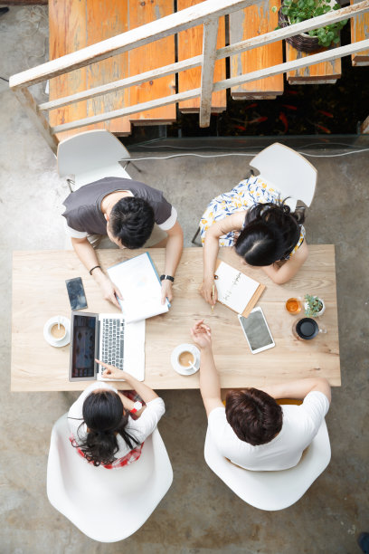 青年人在工作室里工作图片下载