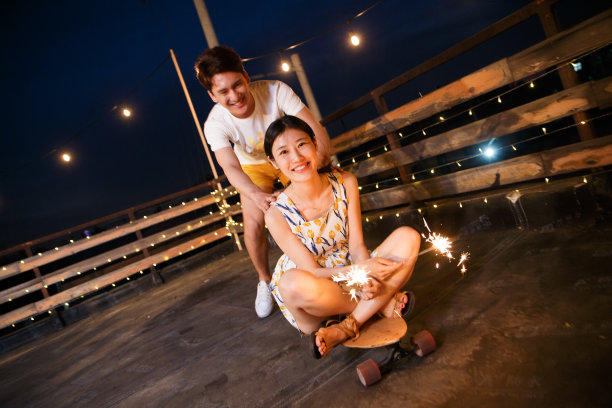 青年情侣放烟花图片下载