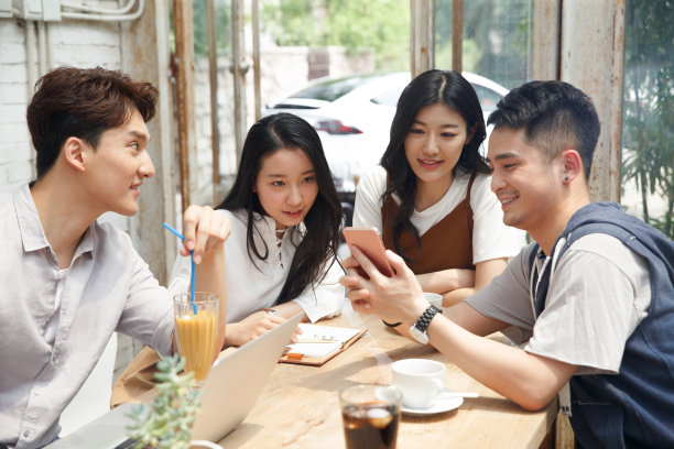 在工作室里的青年人图片下载