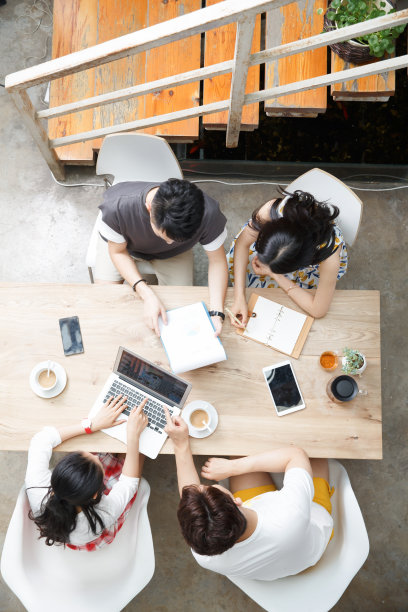 青年人在工作室里工作图片下载