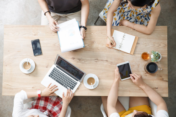 青年人在工作室里工作图片下载