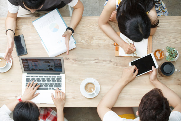 青年人在工作室里工作图片下载