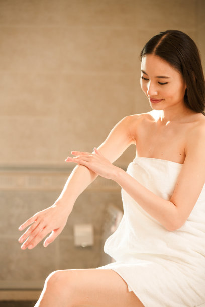 青年女人在浴室图片下载