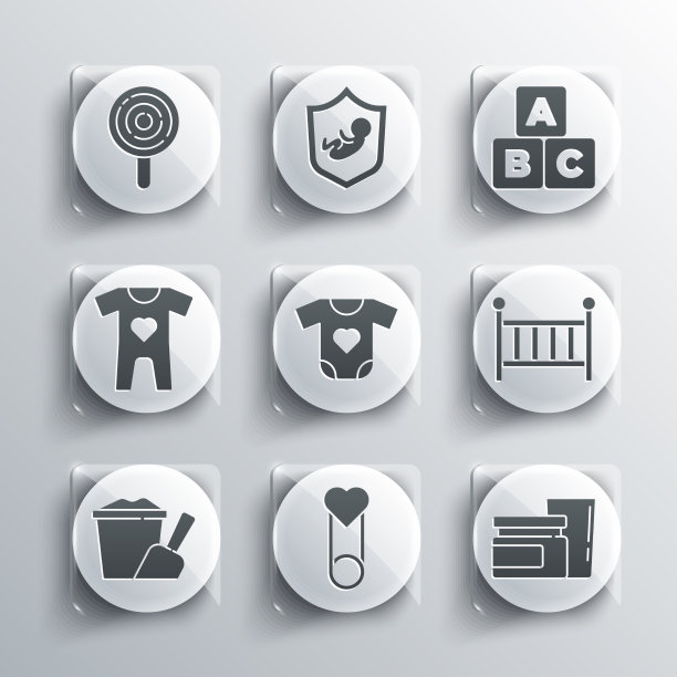 放好婴儿衣服，别针，食物床，摇篮和沙子图片下载